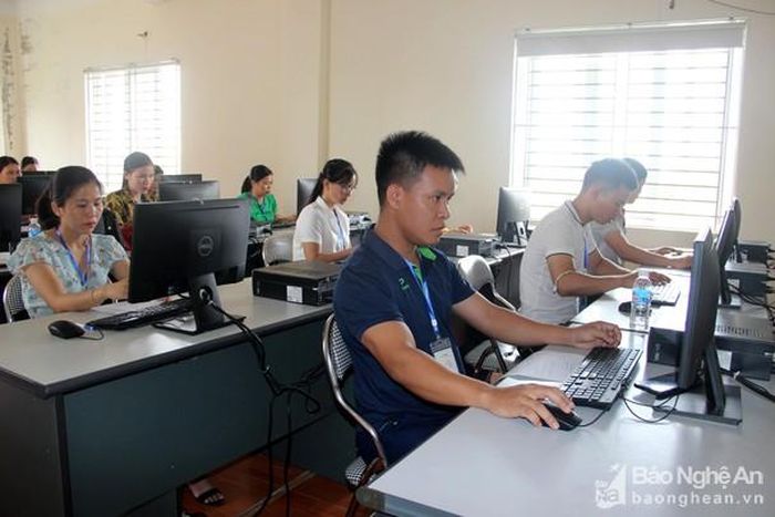 Các thí sinh dự thi phần thực hành sử dụng máy tính. Ảnh: Ngọc Anh