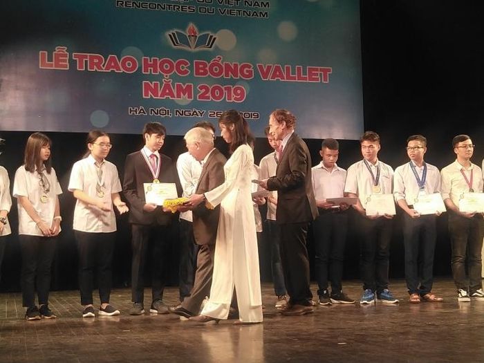 Các em học sinh có thành tích học tập xuất sắc nhận học bổng. Ảnh: Thùy Linh/BNEWS/TTXVN