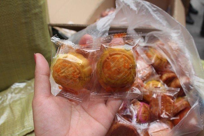 Bánh trung thu không rõ nguồn gốc xuất xứ.