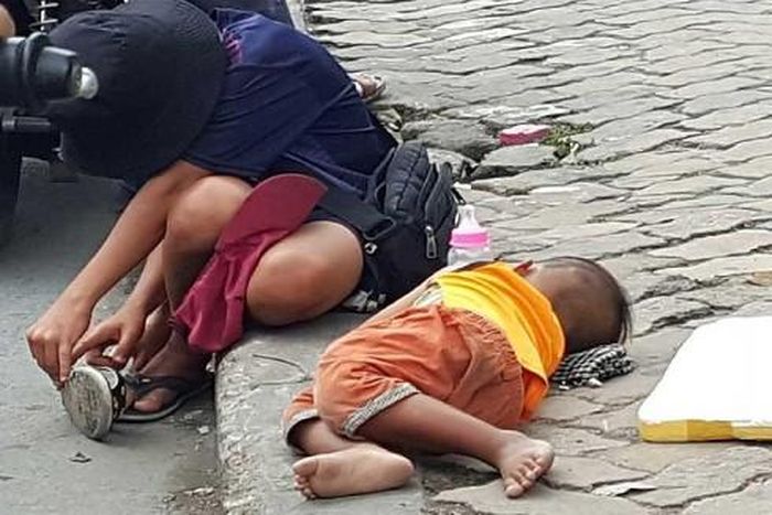 Một đứa trẻ ăn xin vạ vật trên hè đường tại TP. Hồ Chí Minh (Ảnh: Báo Pháp luật TP. Hồ Chí Minh)