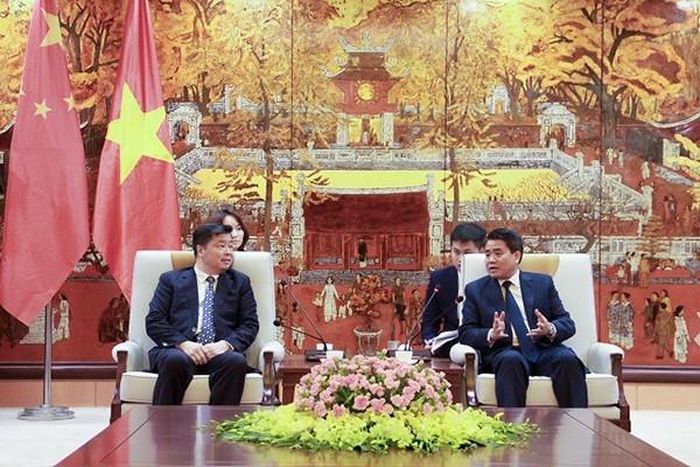 Chủ tịch UBND TP Hà Nội Nguyễn Đức Chung trao đổi với ông Âu Dương Vệ Dân, Phó Tỉnh trưởng tỉnh Quảng Đông, Trung Quốc
