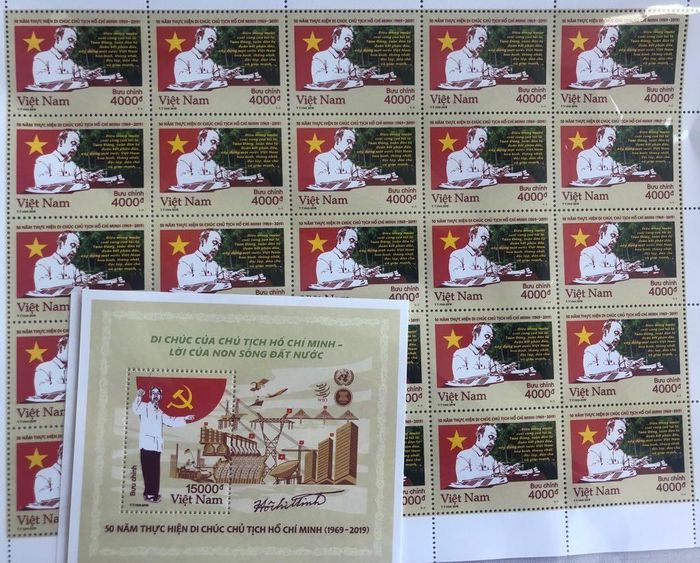 Bộ tem “Kỷ niệm 50 năm thực hiện Di chúc Chủ tịch Hồ Chí Minh (1969-2019)”. Ảnh: VGP/Hiền Minh 