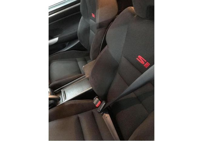 Ở thời điểm ra mắt, Honda Civic Si Coupe là đối thủ cạnh tranh trực tiếp với Chevrolet Cobalt SS, Dodge Calibre SRT4 hay MazdaSpeed3