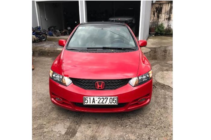 Sau gần 8 năm sử dụng, ngoại thất xe vẫn được duy trì vẻ đẹp nguyên bản do được chủ nhân giữ gìn cẩn thận. Cabin Honda Civic Si được thiết kế mang phong cách thể thao được thể thiện ở ghế da lộn tổng hợp đi cùng với đường chỉ khâu màu đỏ nổi bật, hàng ghế sau gập 60/40.