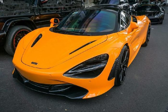 Chiếc Mclaren 720S với bộ mâm HRE độc đáo này thuộc sở hữu của doanh nhân Nguyễn Quốc Cường (biệt danh Cường Đô la). Mức giá siêu xe McLaren 720S tại thị trường nước ngoài là 208.600 Bảng (tương đương 5,8 tỷ đồng). Nếu lăn bánh trên đường phố Việt Nam với biển trắng (đóng đầy đủ thuế, phí), chủ nhân của siêu xe McLaren 720S mới này sẽ phải bỏ ra số tiền không dưới 18,6 tỷ đồng.