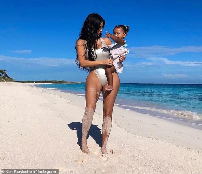 Mới đây, Kim vừa chia sẻ ảnh vui chơi ở bãi biển Bahamas, chụp cùng con gái 19 tháng tuổi Chicago.