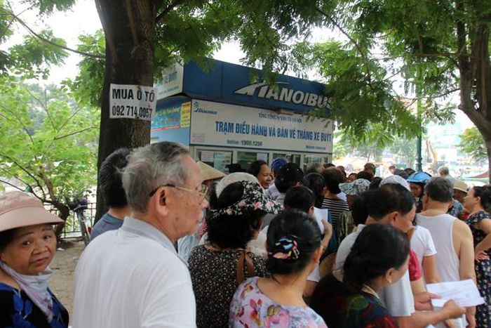 Nhiều người xếp hàng tại Trạm điều hành và bán vé tháng xe buýt trên phố Kim Ngưu để đăng ký và lấy thẻ miễn phí.