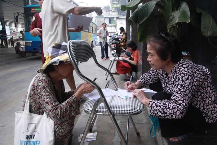 Do lượng khách đến làm thủ tục quá đông, nhiều người phải lấy ghế ngồi để kê khai.