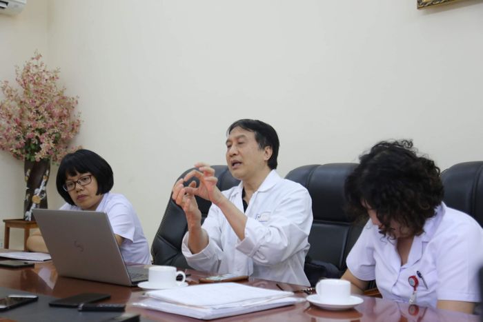 Phó Giám đốc Bệnh viện Việt Đức khẳng định, bác sĩ đã thông báo cho bệnh nhân và gia đình trước khi cắt 1 bên thận (ảnh: Tổ Quốc).