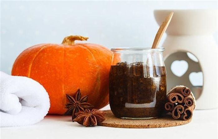  Dầu hạt bí đỏ và mật ong: Mật ong là chất dưỡng ẩm tuyệt vời và được sử dụng trong nhiều công thức dầu xả, còn tinh dầu hạt bí đỏ có thể ngăn rụng tóc. Trộn 1 thìa canh dầu hạt bí đỏ, 2 thìa mật ong và 2 thìa dầu dừa, xoa lên tóc ướt và để 15-20 phút, sau đó gội và xả tóc như bình thường. Để có hiệu quả tốt, hãy thử 1-2 lần/tuần. 