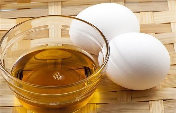 Lòng trắng trứng và dầu ô liu: Chất béo và protein là các thành phần dưỡng ẩm cực tốt cho tóc. Trộn 1 lòng trắng trứng với 2 thìa dầu ô liu, sau đó xoa lên tóc và da đầu, ủ bằng khăn mềm khoảng 30-60 phút sau đó gội, xả như bình thường. Bạn có thể áp dụng 1-2 lần/tuần.