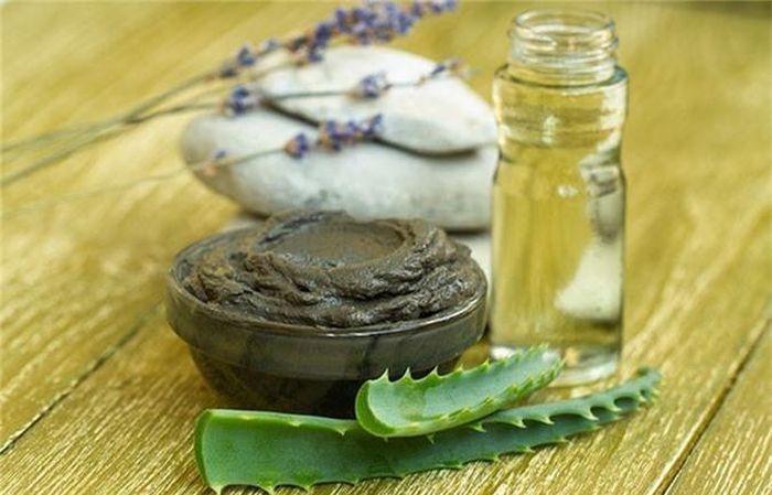  Nha đam và tinh dầu oải hương: Nha đam có tác dụng bảo vệ tóc và ngăn ngừa tóc hư tổn do các tia cực tím có hại. Tinh dầu oải hương có thể kích thích tóc mọc khỏe mạnh và để lại hương thơm dễ chịu suốt cả ngày. Xay nhuyễn 1/4 cốc nha đam với 1 cốc nước và nhỏ 2-3 giọt tinh dầu oải hương, cho vào bình xịt và xịt lên tóc và da đầu bất cứ lúc nào trong ngày. 