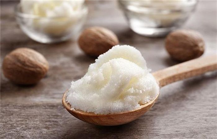  Bơ hạt mỡ (Shea Butter): Bơ hạt mỡ có các thành phân làm mềm tóc cực hiệu quả đối với tóc khô và hư tổn. Làm ấm 1-2 thìa bơ hạt mỡ, sau đó xoa lên tóc và da đầu, mát xa nhẹ nhàng và để khoảng 30-60 phút, sau đó gội đầu như bình thường. Sủ dụng 1-2 lần/tuần. 
