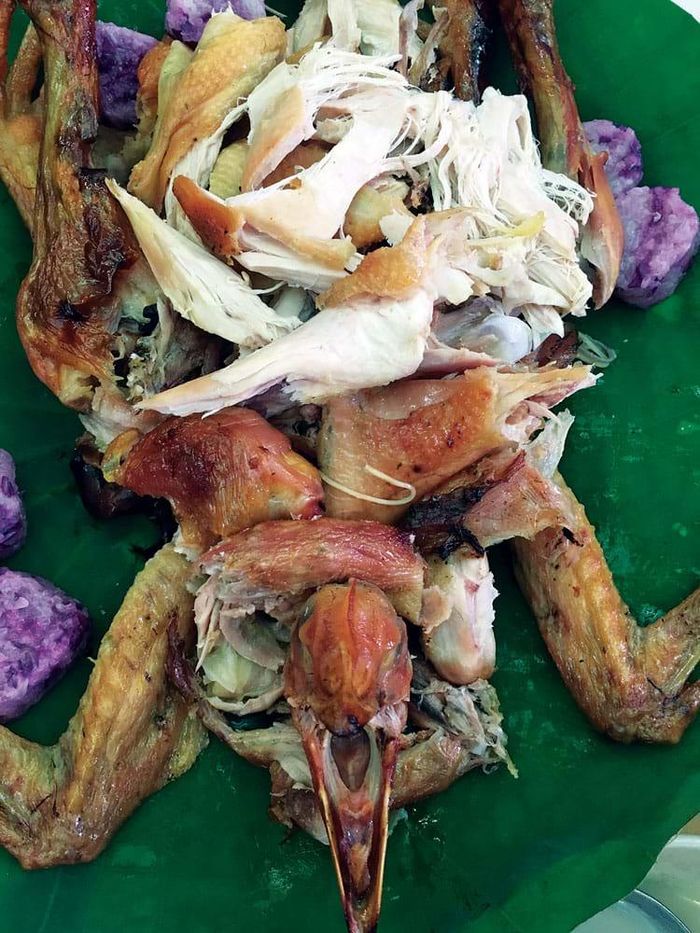 Thịt gà chắc ngọt, phảng phất mùi thơm vừa quen vừa lạ
