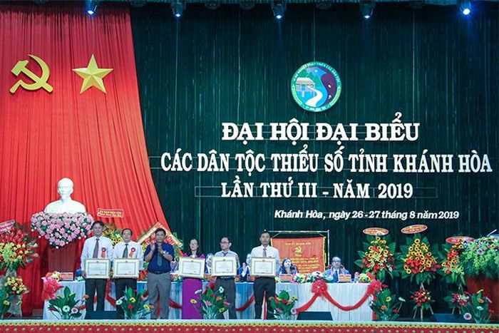 Ông Y Thông trao bằng khen của Bộ trưởng, Chủ nhiệm Ủy ban Dân tộc cho đại diện các tập thể. 