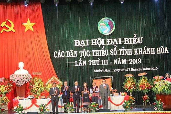 Các đại biểu được đại hội bầu đi tham dự Đại hội đại biểu các dân tộc thiểu số toàn quốc.
