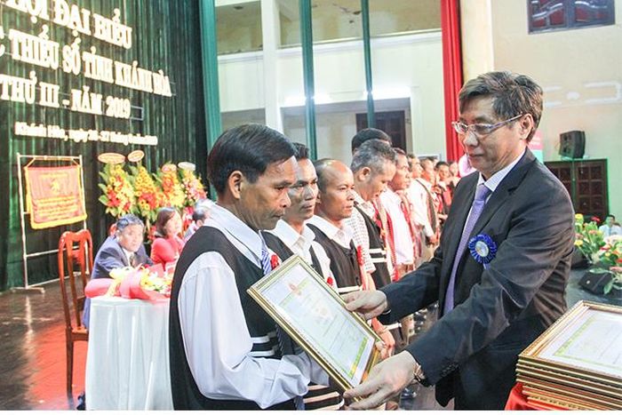 Ông Lê Đức Vinh tặng bằng khen cho các cá nhân người dân tộc thiểu số có thành tích xuất sắc trong các lĩnh vực. 