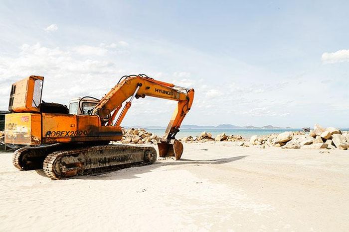  Chỉ với một chiếc xe múc, việc khắc phục là khá chậm. 