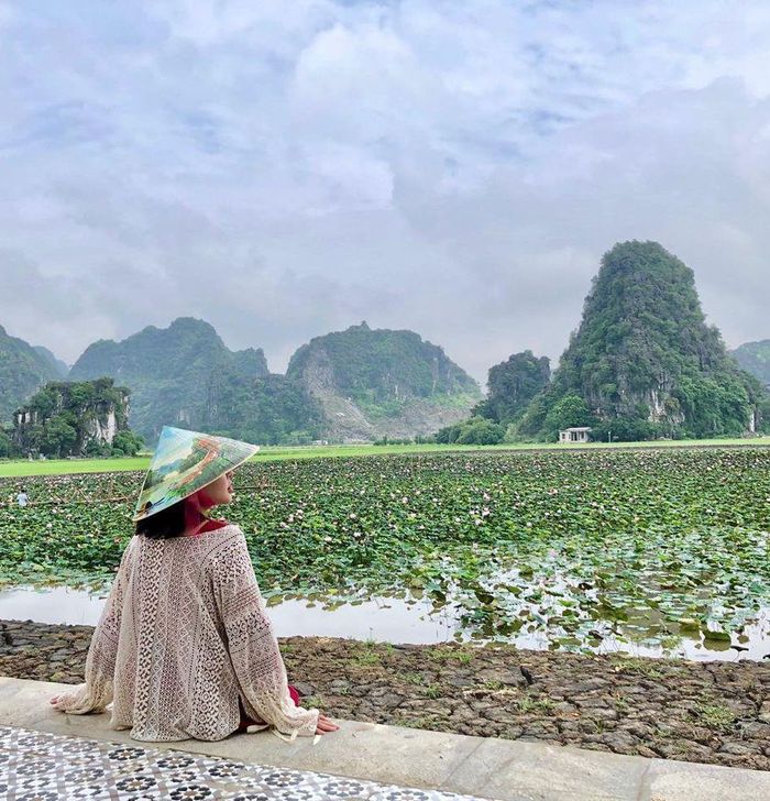 Không chỉ đem cảnh sắc non nước phía chân núi với hồ sen, núi Ngọa Long giúp người leo ngắm trọn vẹn phong cảnh khu vực Tam Cốc với cánh đồng lúa chín và khúc sông uốn quanh. Vé tham quan Hang Múa giá 100.000 đồng/người. Với cảnh sắc đẹp kỳ vĩ khó tả, không phải ngẫu nhiên nơi đây được mệnh danh là Vạn Lý Trường Thành thu nhỏ ở Việt Nam. Ảnh: Kim.baboda.