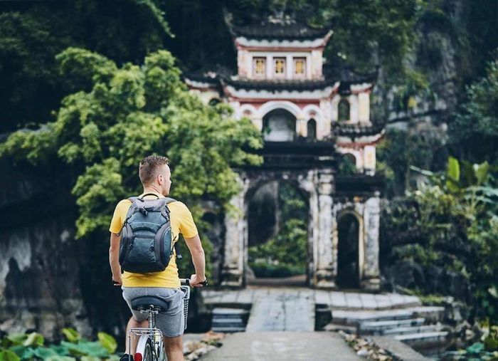 Quanh năm, Ninh Bình luôn có lượng lớn khách nước ngoài khám phá vẻ đẹp của thành phố du lịch. Họ thường thích các trải nghiệm leo núi, đạp xe ngắm thiên nhiên nguyên sơ, tách biệt hẳn với khung cảnh hiện đại ở các thành phố trung tâm. Hội bạn thân còn chần chừ gì không xách ba lô đến Ninh Bình trải nghiệm vẻ đẹp non nước hữu tình nơi đây? Ảnh: Travelscribes, vitek.bolecek.
