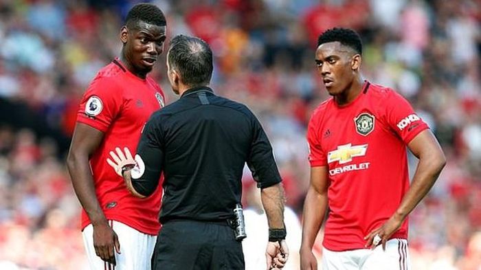 MU quá phụ thuộc vào Pogba (trái)