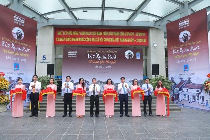 Các đại biểu cắt băng khai mạc triển lãm trước lễ trao giải. Ảnh: Hòa Nguyễn