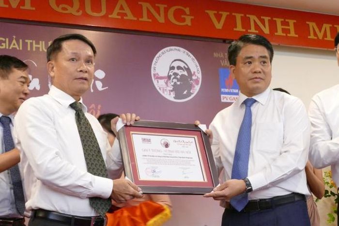Giải Ý tưởng – Vì tình yêu Hà Nội đã được trao cho “Việc xây dựng đường đua F1 Hà Nội và đăng cai tổ chức chặng đua Formula 1 Vietnam vào 4/2020”. Trong ảnh: Tổng giám đốc Thông tấn xã Việt Nam Nguyễn Đức Lợi (trái) trao giải thưởng này cho Chủ tịch UBND TP Hà Nội Nguyễn Đức Chung. Ảnh: Nguyễn Đình Toán