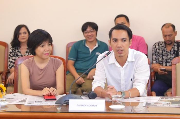 Kiến trúc sư Nguyễn Công Hiệp (phải)