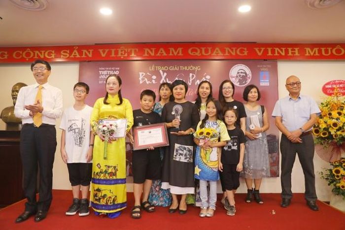 Ông Trần Quang Dũng, đại diện PV Gas (ngoài cùng bên trái) trao giải Việc làm - Vì tình yêu Hà Nội