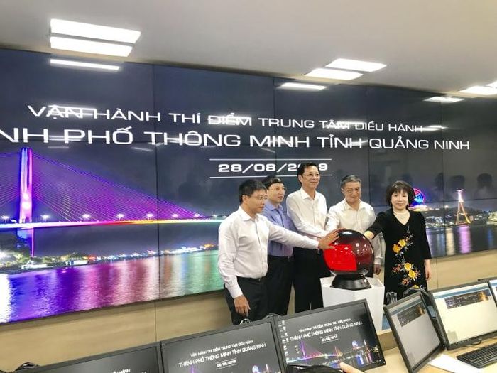 Ủy viên Trung ương Đảng, Bí thư Tỉnh ủy Quảng Ninh Nguyễn Văn Đọc cùng lãnh đạo tỉnh và tập đoàn AIC bấm nút khai trương