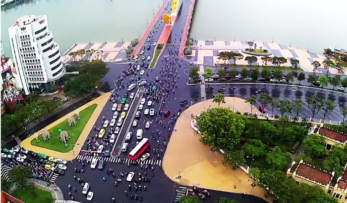 Cụm nút giao thông phía Tây cầu Rồng thường xuyên xảy ra ùn tắc giao thông vào giờ cao điểm.