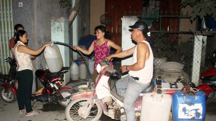 Người dân Bình Định vất vả “chạy” nước chống hạn nhiều tháng nay. Ảnh: NGỌC OAI