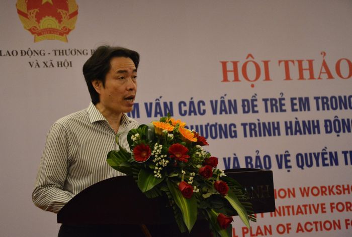 Ông Đặng Hoa Nam, Cục trưởng Cục trẻ em, Bộ Lao động – Thương binh và Xã hội phát biểu tại hội thảo