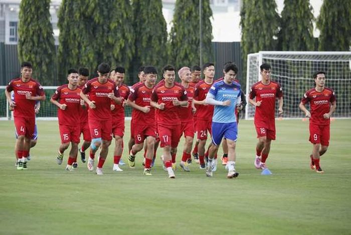 Đến buổi tập sáng 29-8, đội mới hội đủ 27 cầu thủ. Ảnh: Minh Hoàng