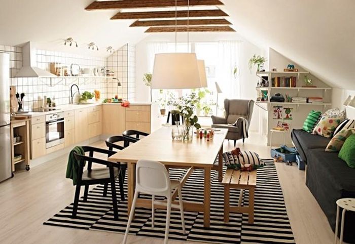 Bàn ăn, tủ bếp và sàn nhà được làm bằng gỗ có vân màu vàng sáng góp phần bừng sáng cho căn phòng.