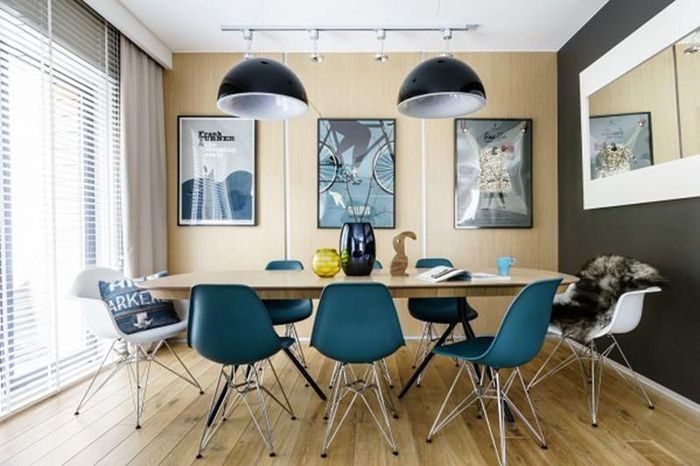 Những bức tranh treo trên tường, đèn chùm đã góp phần làm nổi bật cho căn phòng.