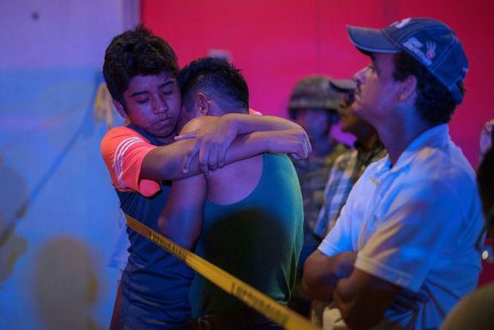 Thân nhân những người thiệt mạng trong vụ tấn công. Ảnh: Reuters