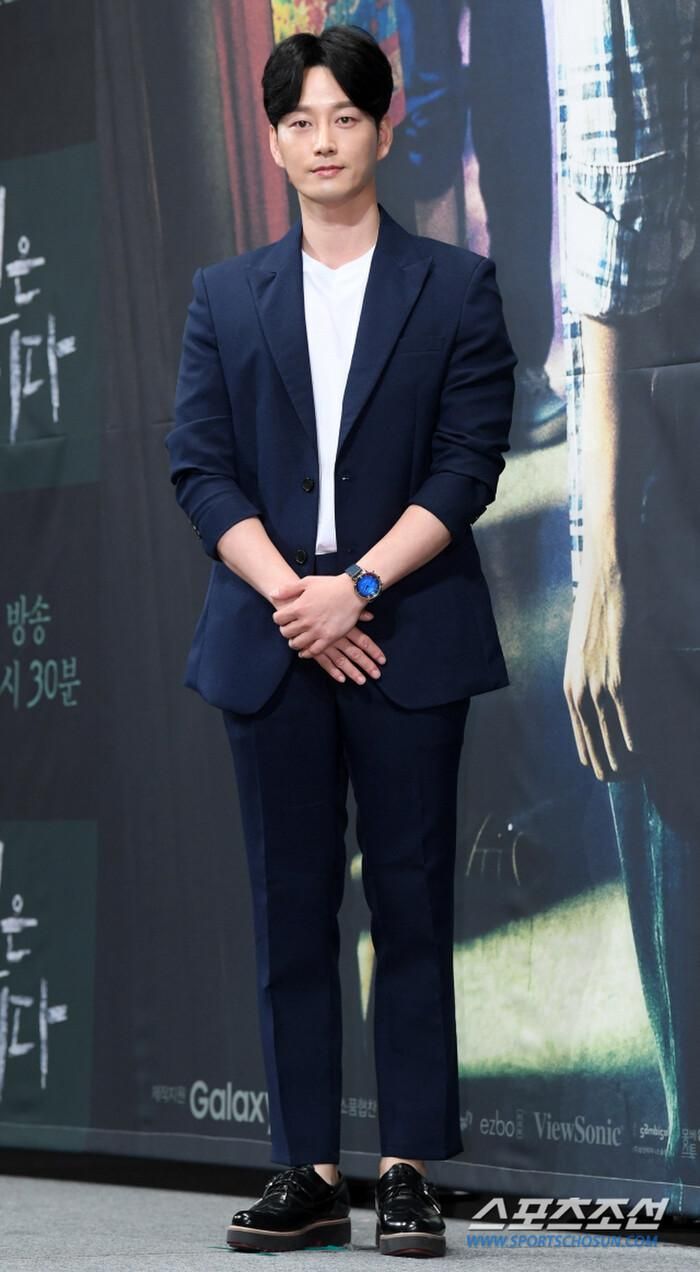 Lee Hyun Wook.