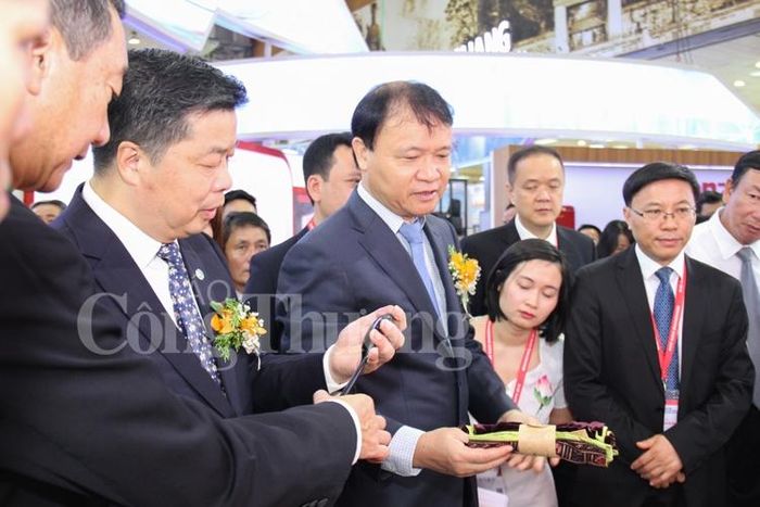 Thứ trưởng Đỗ Thắng Hải tham quan gian hàng tại hội chợ