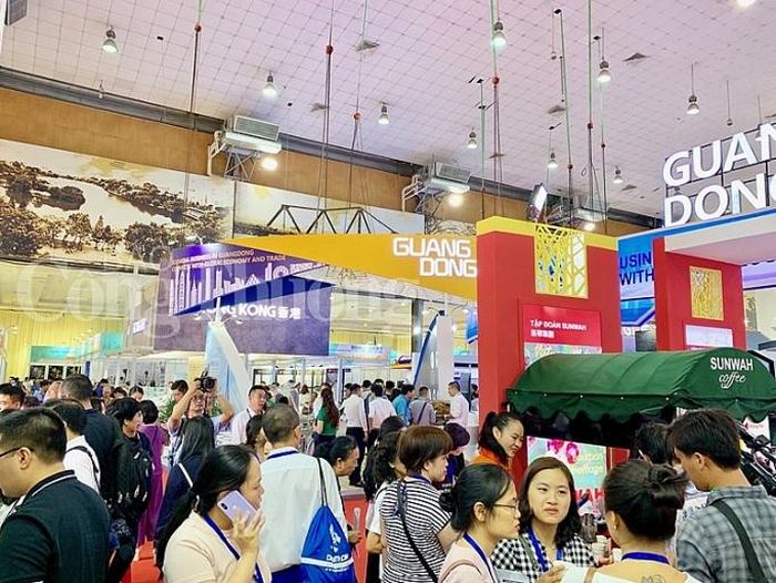 Hội chợ thu hút đông đảo khách tham quan