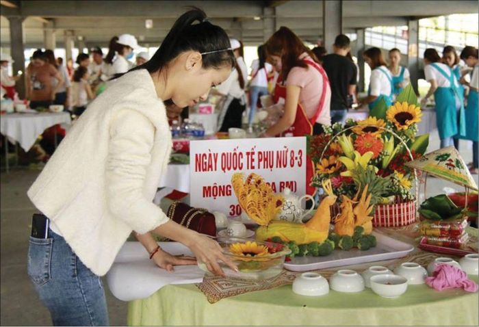 Người lao động tại Công ty TNHH Hbi Huế tham gia hội thi khéo tay hay làm do công ty tổ chức nhân dịp 8/3 (Ảnh do đơn vị cung cấp)