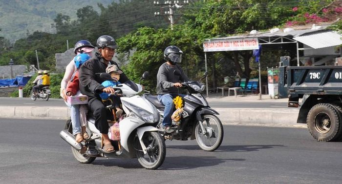 Không đi nhanh, vượt ẩu và chở quá số người quy định