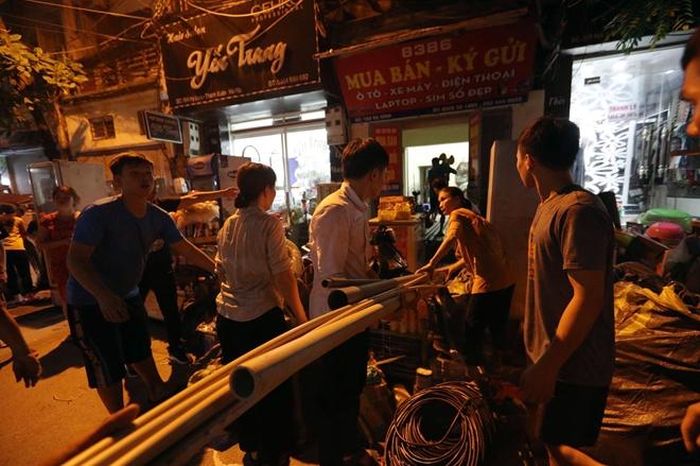 Theo ghi nhận của PV CAND, có khoảng hơn chục hộ dân được di dời đồ đạc khẩn cấp ra ngoài đường nhằm tránh nguy cơ cháy lan 