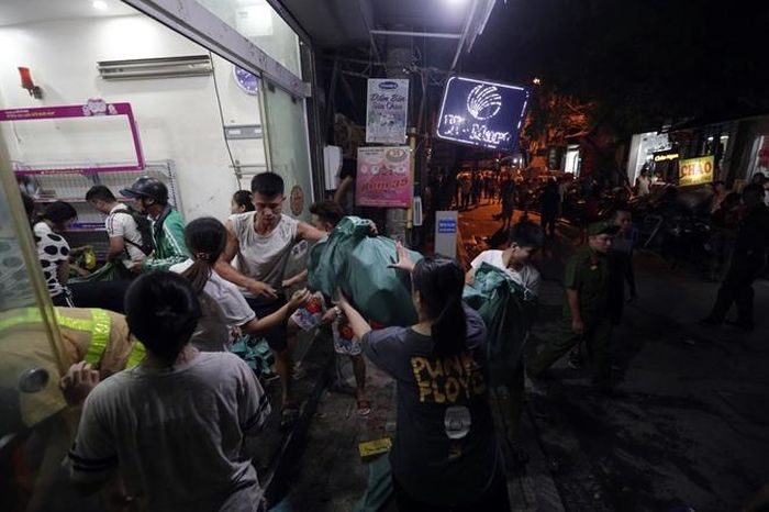 Vụ hỏa hoạn quá lớn khiến người dân ai cũng sợ hãi. 