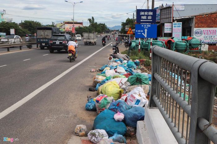 Tại cầu Bầu Vân (thị trấn Nam Phước, huyện Duy Xuyên).