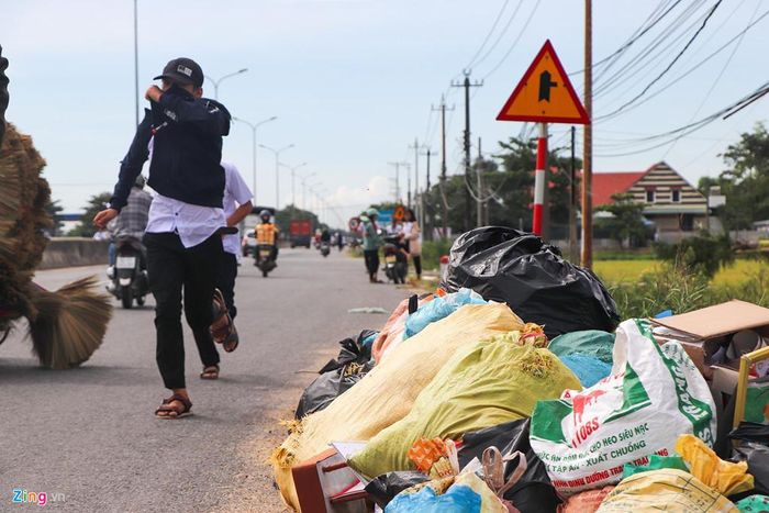 Quốc lộ 1 qua huyện Quế Sơn cũng chung tình trạng. Theo người dân địa phương rác thải không có địa điểm tập kết lớn, họ phải đem ra để trước đường. Trong hình, rác thải để trước khu vực trường THPT Nguyễn Văn Cừ.