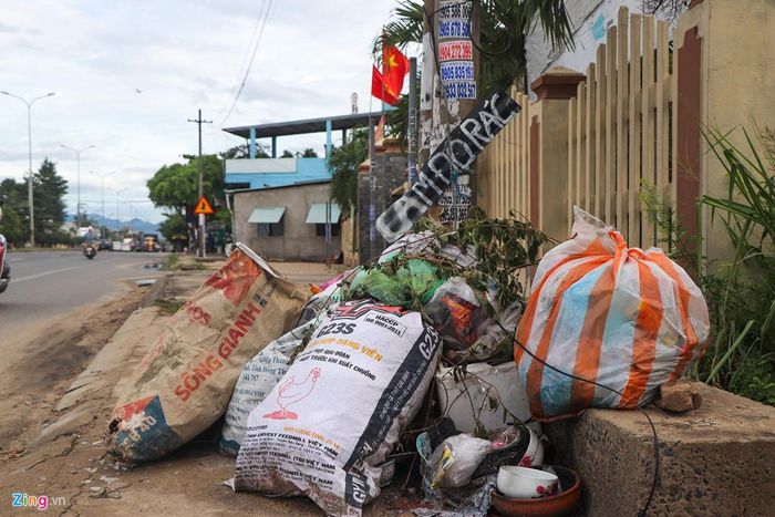 Trước cổng trụ sở UBND xã Điện Thắng Bắc (thị xã Điện Bàn) dù có tấm biển cấm đổ rác, người dân vẫn tập kết rác tại đây.