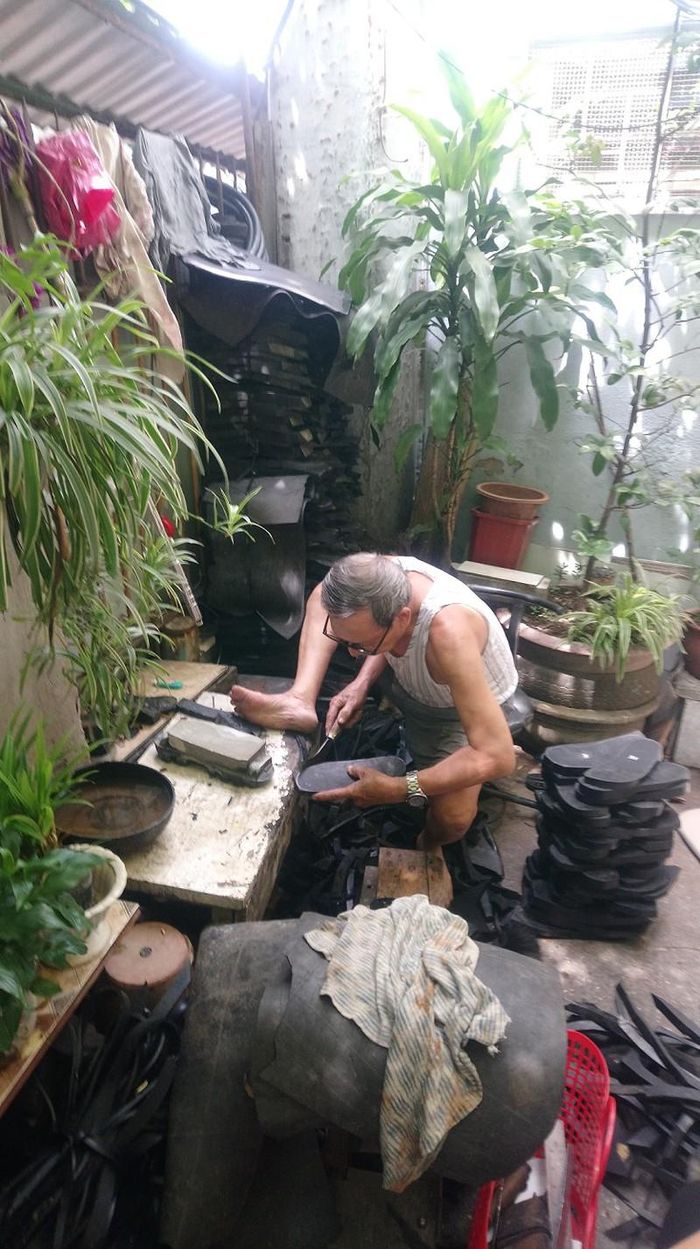 Đôi dép lốp với huyền thoại về nó đến với khách hàng như một thông điệp sống động về lịch sử