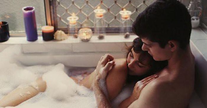 Khi tắm, nhất là tắm nước nóng, tuần hoàn máu trong cơ thể sẽ tăng nhanh, mạch máu dưới da sẽ mở ra. Sau tắm mà sinh hoạt tình dục ngay, các cơ quan sinh dục sẽ bị xung huyết và gia tăng gánh nặng cho tuần hoàn máu toàn thân, khiến cho hệ tuần hoàn máu bị mất cân bằng dẫn đến thiếu máu cục bộ và gây hậu quả nghiêm trọng. Ảnh minh họa: Internet