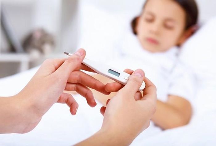 Bạn nên mang theo thuốc hạ sốt đơn thuần là paracetamol. Tuy nhiên, trước khi uống thuốc hạ sốt, cần phân biệt giữa tăng thân nhiệt với sốt cao, đặc biệt là đối với trẻ nhỏ. Ảnh minh họa: Internet